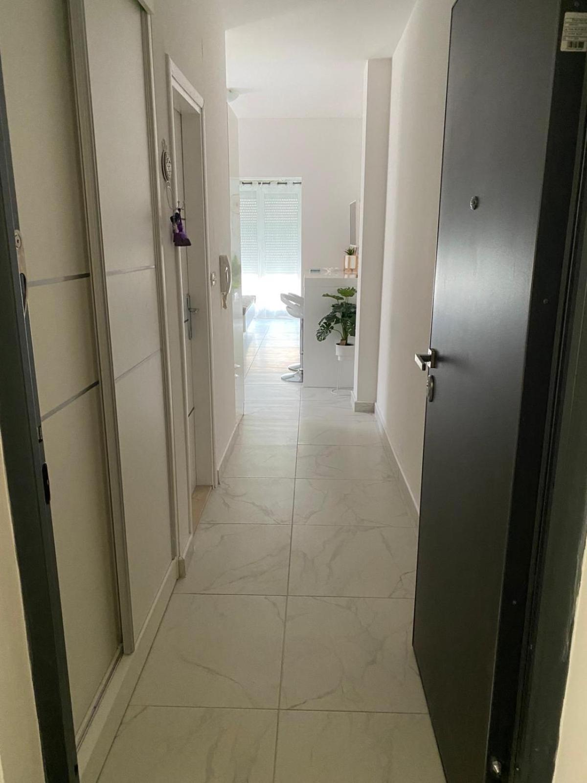 B Apartment *