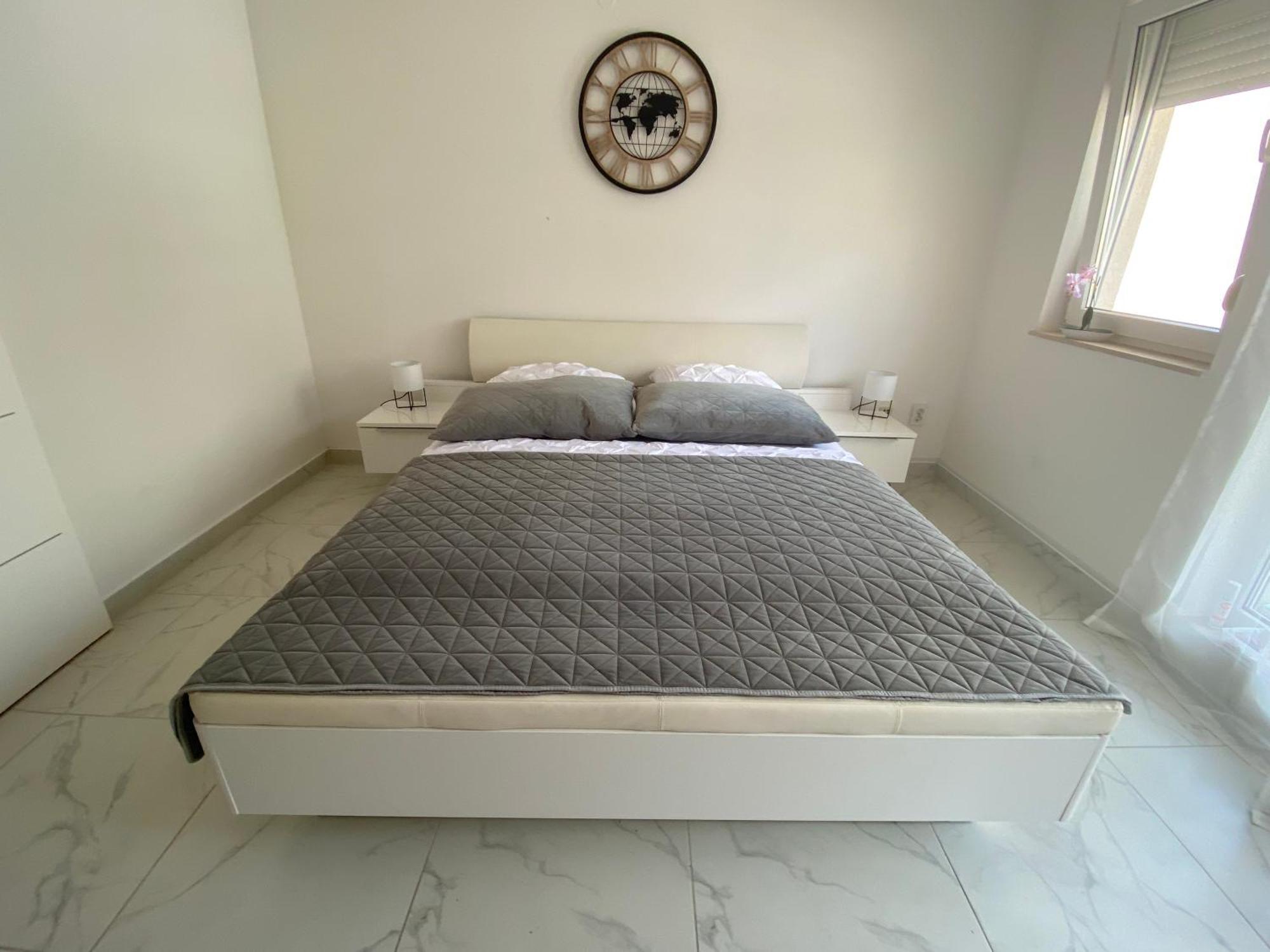 B Apartment *